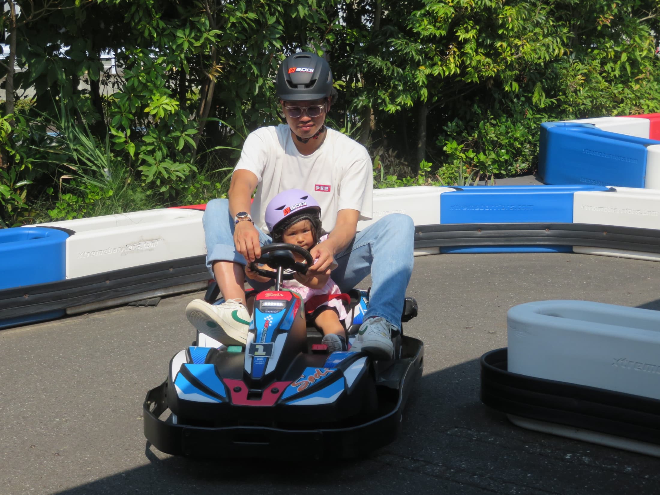 ハーバーサーキットでキッズカートを楽しむ子ども